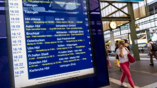 Eine Anzeigetafel weist auf Zugausfälle am Hauptbahnhof Stuttgart am Tag des Vorrundenspiels zwischen Belgien und der Ukraine hin.