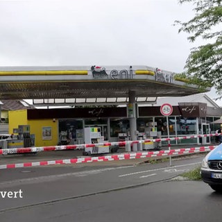 Polizei vor einer Tankstelle