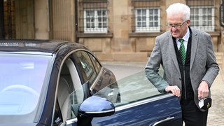 Baden-Württembergs Ministerpräsident Winfried Kretschmann (Grüne), begutachtet sinen neune Dienstwagen, einen Mercedes Benz EQS, vor seinem Amtssitz der Villa Reitzenstein.