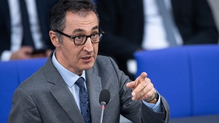 Cem Özdemir (Grüne), Bundesminister für Ernährung und Landwirtschaft, spricht im Bundestag.