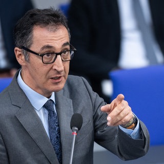 Cem Özdemir (Grüne), Bundesminister für Ernährung und Landwirtschaft, spricht im Bundestag.