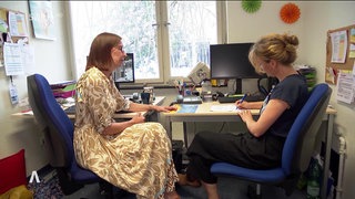 Zwei Personen im Büro vom Autismus-Therapiezentrum