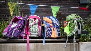 Schulmaterialien, wie Ranzen, kosten mittlerweile richtig viel Geld. Nicht alle Familien können sich das leisten.