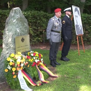 In der Ulmer Wilhelmsburg-Kaserne ist am Donnerstag des Attentats auf Adolf Hitler vor 80 Jahren gedacht worden. Es ist verbunden mit Oberst Claus Schenk Graf von Stauffenberg.