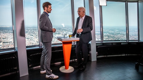 Kretschmann beim Sommerinterview 2024 auf dem Fernsehturm.