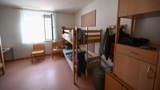 Ein Patientenzimmer in den gesicherten Gebäuden der Forensischen Psychiatrie und Psychotherapie der Klinik am Weissenhof für Psychiatrie in Weinsberg (Rhein-Neckar-Kreis). 