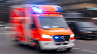 Ein Rettungswagen fährt mit Blaulicht zu einem Einsatz