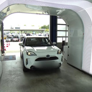 Auto wird auf Dellen geprüft