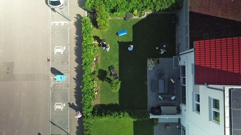 Von oben aus der Luft sieht man, dass die E-Ladesäule direkt an der Hecke der Anwohner steht. 