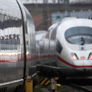 ICE-Züge der Deutschen Bahn stehen auf Abstellgleisen