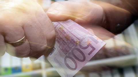 Ein 500-Euro-Schein wechselt den Besitzer. Die Wirtschaftskriminalität hat in Baden-Württemberg in 2023 massiv zugenommen.