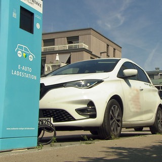 Ein E-Auto steht an einer E-Ladesäule