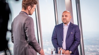 Frohnmaier beim Sommerinterview 2024 auf dem Fernsehturm mit Georg Bruder