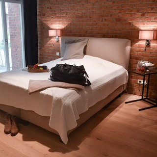 Eine Reisetasche ist in der Wohnung eines Gastgebers auf dem Bett im Schlafzimmer abgestellt (Symbolbild). Zweckentfremdung von Wohnungen wurde 2021 in BW noch schwieriger.