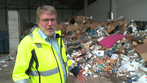 Alba-Geschäftsführer Michael Stutz vor einem Müllberg