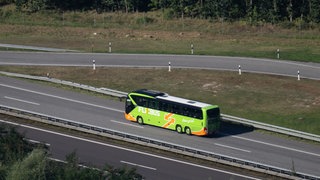 Ein Flixbus fährt auf der A24. Die Porsche SE will sich am Münchner Mobilitätsplattformanbieter Flix beteiligen.