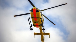 Symbolbild: Ein Rettungshubschrauber fliegt zu einem Einsatz.