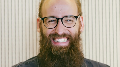 Der Medienpädagoge Lukas Flad ist Experte für den Bereich KI und Fake News. Als freier Referent leitet er regelmäßig Workshops an Schulen zu diesen Themen. 