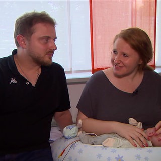 Eltern mit einem Neugeborenen im Krankenhaus