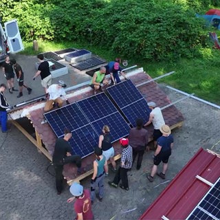 Junge Menschen bei einem Crashkurs für das Anbringen von Photovoltaikanlagen