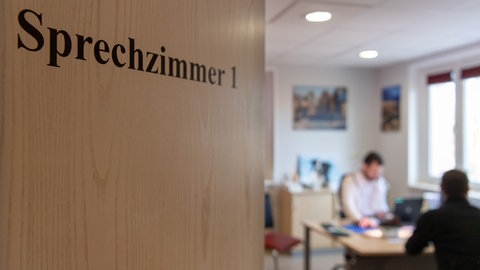 Blick in ein Sprechzimmer einer Hausarztpraxis vom Hausarzt (Symbolbild).
