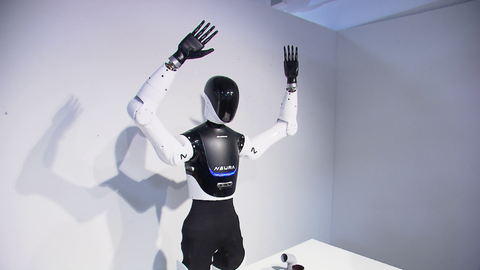 Ein Roboter, der einem Menschen sehr ähnlich sieht