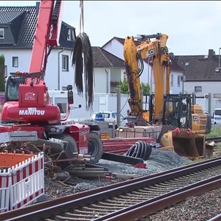Baufahrzeuge neben einer Bahngleise