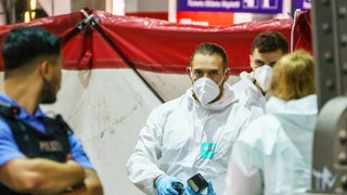 Die Spurensicherung ist am Tatort im Einsatz. Am Frankfurter Hauptbahnhof ist ein Mann erschossen worden. Der Tatverdächtige ist in Baden-Württemberg gemeldet.