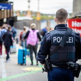 Ein Polizist steht am Stuttgarter Hauptbahnhof. 