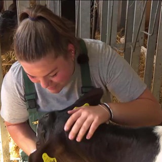 Hanna Rilling streichelt ein Kalb