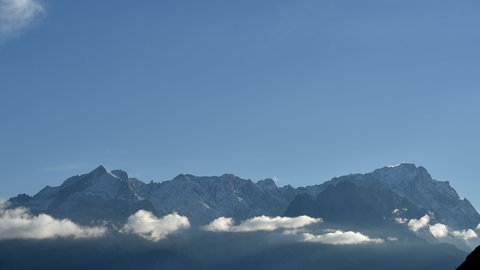 Wolken ziehen am 06.10.2016 in der Nähe von Farchant (Bayern) unter der Alpspitze (M) vorbei.