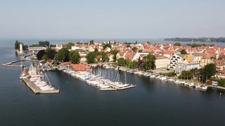 Die Luftaufnahme (Standbild aus Video) einer Drohne zeigt die Segelhäfen von Lindau am Bodensee