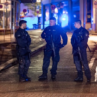 Einsatzkräfte der Polizei sichern nach einer Messerattacke bei der 650-Jahrfeier in Solingen die Innenstadt. 