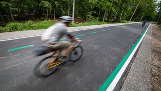 Radfahrer fahren im Mai 2019 auf dem neuen Radschnellweg zwischen BöblingenSindelfingen und Stuttgart. 