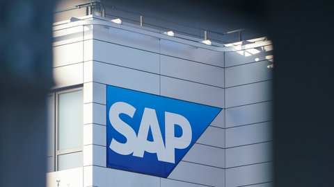 Das Firmenlogo hängt an einem Gebäude der Konzernzentrale des Softwareunternehmens SAP.