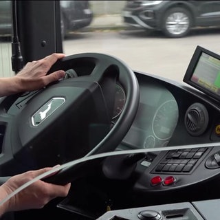 Ein Busfahrer lenkt einen Bus