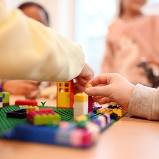 In einer Kita spielen Kinder.