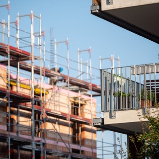 Ein Gerüst steht an der Baustelle eines Neubaus. Mehrere im Bausektor tätige Verbände aus Baden-Württemberg fordern mehr Wohnungsbau vom Landtag.