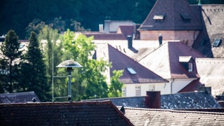 Eine Sirene steht auf einem Gebäude nahe dem Europaplatz in Freiburg. Am Donnerstag (12.9.2024) findet auch in Baden-Württemberg wieder der Bundesweite Warntag statt.