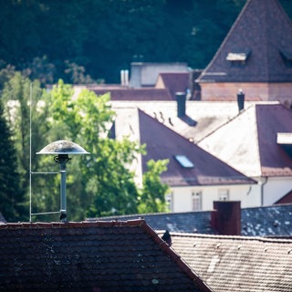 Eine Sirene steht auf einem Gebäude nahe dem Europaplatz in Freiburg. Am Donnerstag (12.9.2024) findet auch in Baden-Württemberg wieder der Bundesweite Warntag statt.
