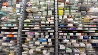 Medikamente liegen im Lager einer Apotheke. 