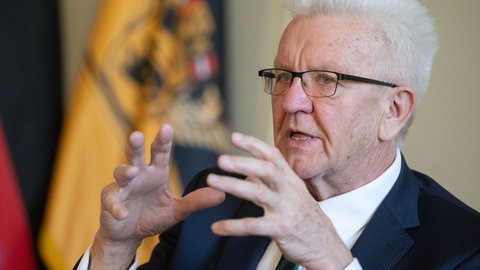 Ministerpräsident Winfried Kretschmann (Grüne) nimmt an einem Interview teil. Die Attacke auf einen SPD-Politiker in Dresden hat viele entsetzt. Auch in Baden-Württemberg werden Wahlkämpfer angegangen. Ministerpräsident Kretschmann sieht die Entwicklung besorgt.