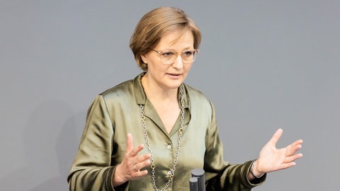 Franziska Brantner (Grüne), Parlamentarische Staatssekretärin im Bundesministerium für Wirtschaft und Klimaschutz, spricht im Plenum des Deutschen Bundestages. 
