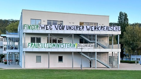 Ein Banner hängt an einer Werkrealschule in Niefern-Öschelbronn im Enzkreis.