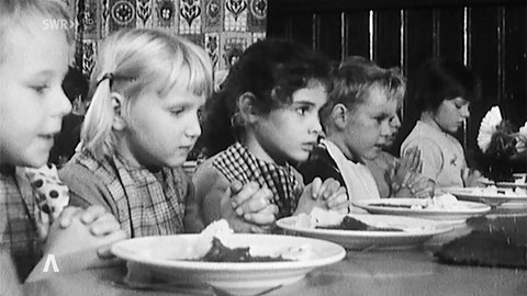 Kinder am Esstisch
