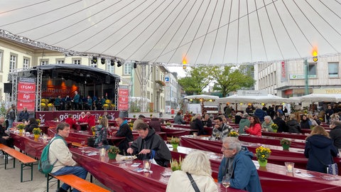 Besucher und Besucherinnen auf dem Göppinger Weinfest am Tag der Deutschen Einheit.