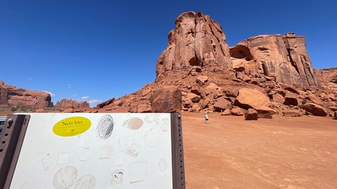 : ein "Nett hier"-Aufkleber im Monument Valley zwischen den US-Bundesstaaten Arizona und Utah.