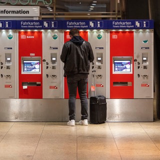 Ein Mann steht vor Fahrkartenautomaten an einem Bahnhof. Ab dem 15. Dezember gilt der neue Fahrplan der Deutschen Bahn.
