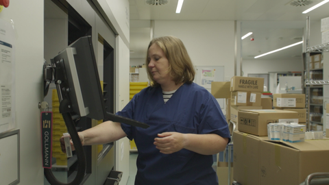 Chefapothekerin Kirstin Heinrich erfasst eine dringend ankommende Medikamentenlieferung im System. 