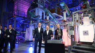 Bei der Eröffnungsfeier der Mercedes-Benz Batterie-Recyclingfabrik stehen Ola Källenius (l-r), Vorstandsvorsitzender der Mercedes-Benz Group AG, Bundeskanzler Olaf Scholz (SPD) und Thekla Walker (Bündnis 90Die Grünen), Ministerin für Umwelt, Klima und Energiewirtschaft Baden-Württemberg, zusammen.